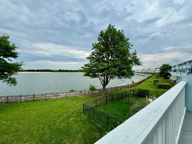 Building Photo - 9548 Bay Front Dr