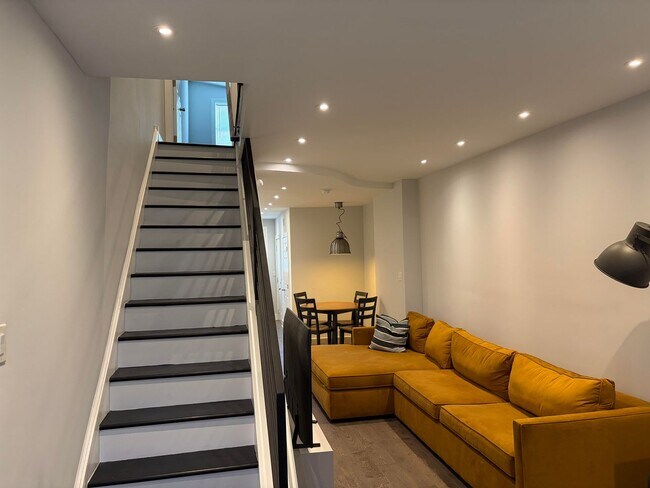 Foto del edificio - Modern 2- Story Townhome with Fenced in Ba...