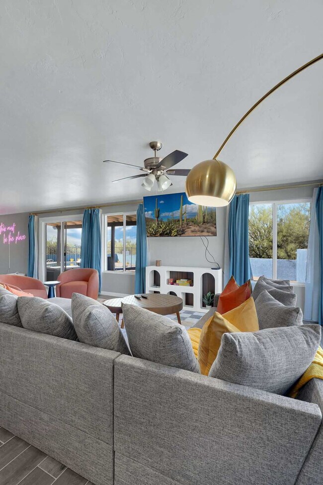 Foto del edificio - 6240 E River Rd