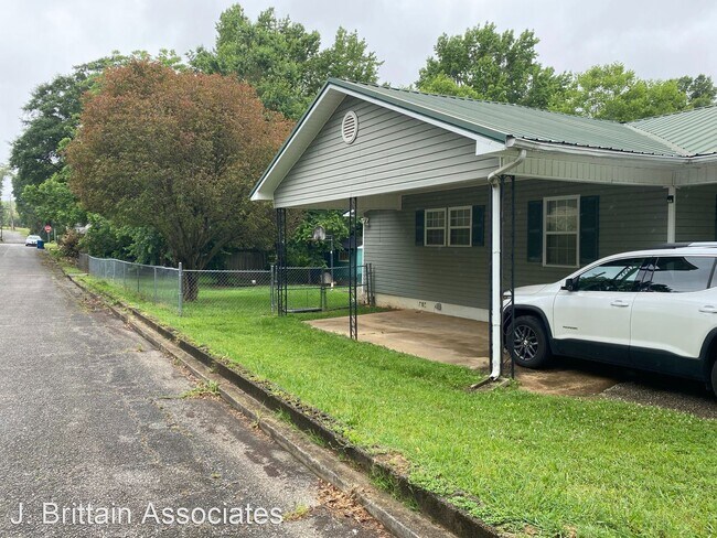 Foto del edificio - 3 br, 1.5 bath House - 220 E 30th Street