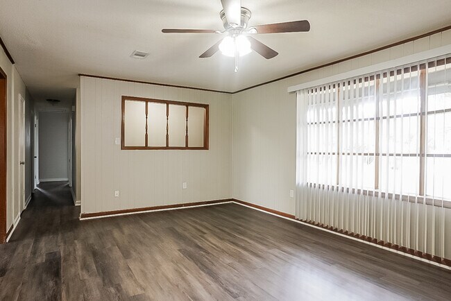 Building Photo - Beautiful 3 Bedroom Brick Ranch Home