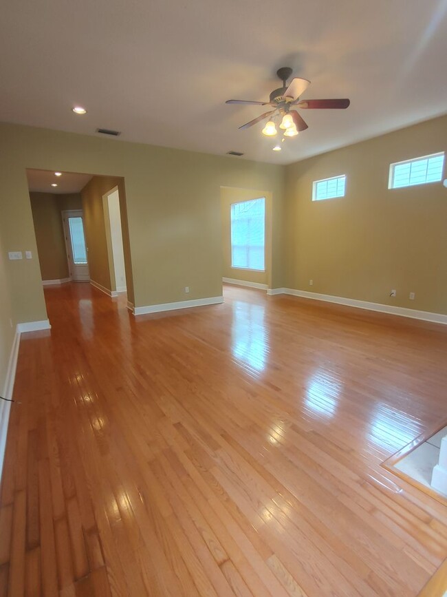 Building Photo - Beautiful 2 Bedroom/2 Bath