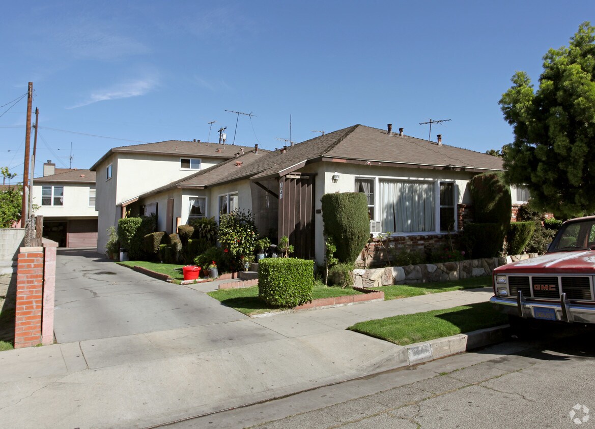 Primary Photo - 3041 E 60th Pl