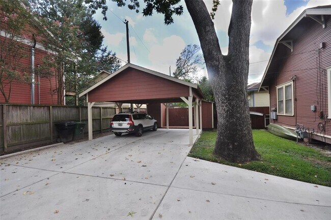 Building Photo - 946 Pecore St