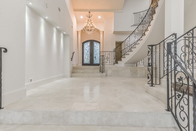 Building Photo - 15 W Shady Ln