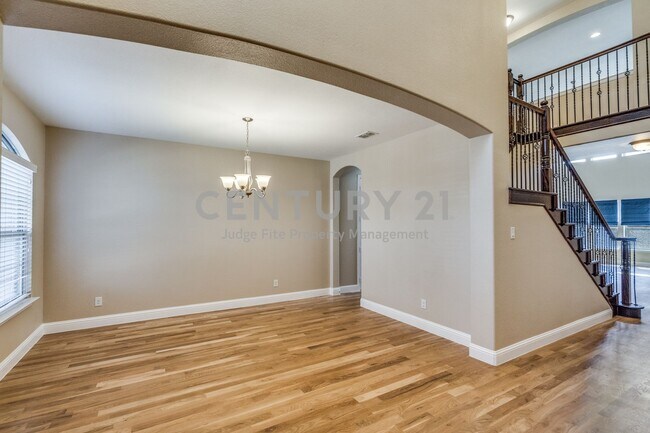 Building Photo - Beautiful 2-Story 4/3.5/2 in St. Paul For ...
