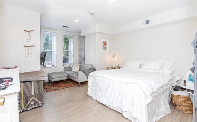 Building Photo - 1300 V St NW