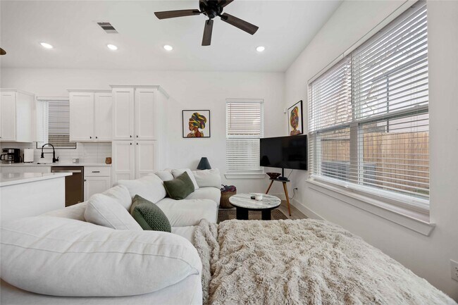 Building Photo - 5702 Breland St