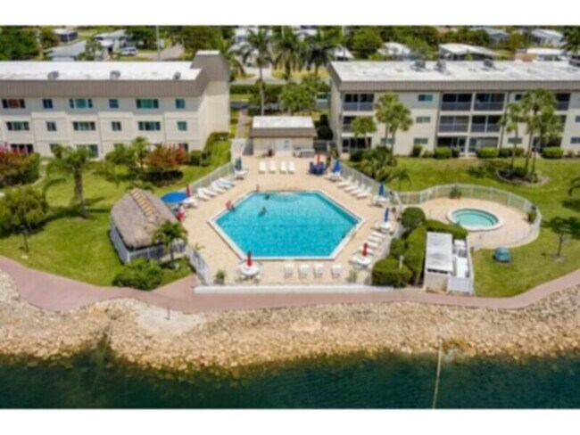 Building Photo - Top Floor Corner Unit in Gulfwinds East