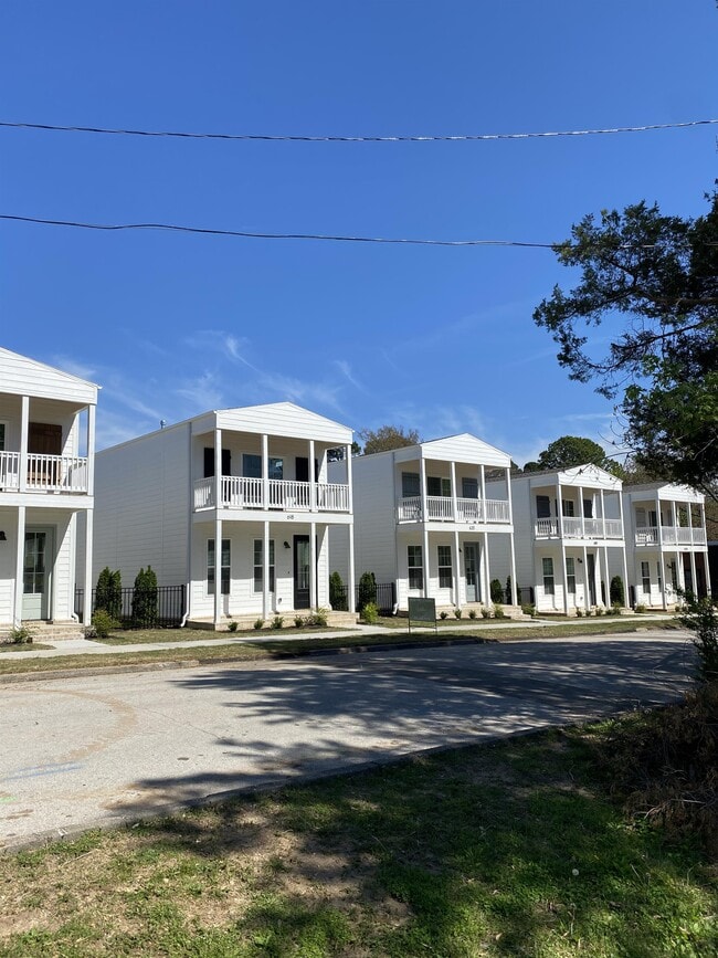 Building Photo - 612 S Willow Ave