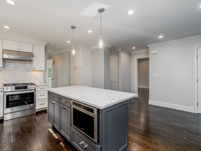 Building Photo - Homeowner-quality apartment!