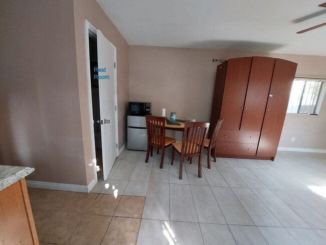 Wood Dining Table & Chairs - 1501 E 41st St