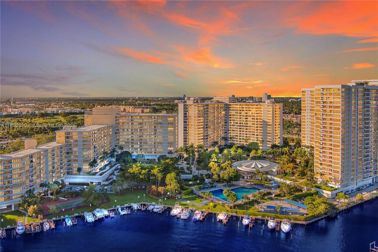 Foto principal - 2500 Parkview Dr