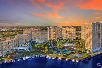 Building Photo - 2500 Parkview Dr