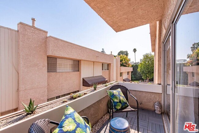 Foto del edificio - 5139 Balboa Blvd