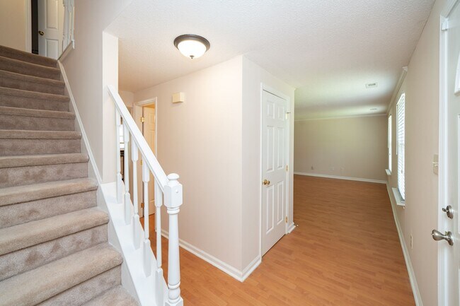 Foto del edificio - Spacious 3 bedroom home in desirable SW Durham! Super dog friendly with large fenced yard!