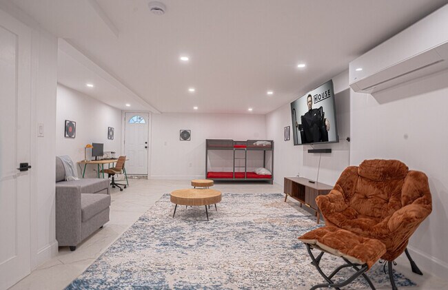 Building Photo - 48 Somers St