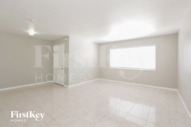 Building Photo - 825 Antigua St