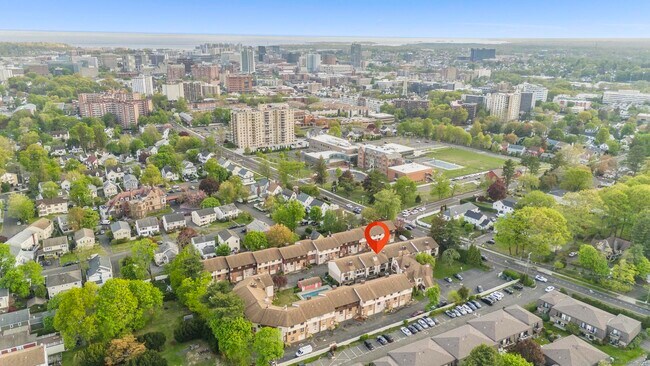 Foto del edificio - 237 Strawberry Hill Ave