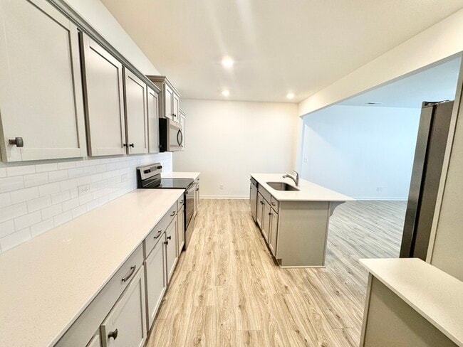 Building Photo - 3 br paired home with loft, minutes from I-77 I-40