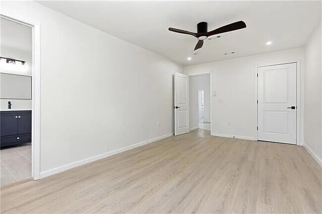 Building Photo - 4 bed 2.5 bath - stunning home, great location, must see.