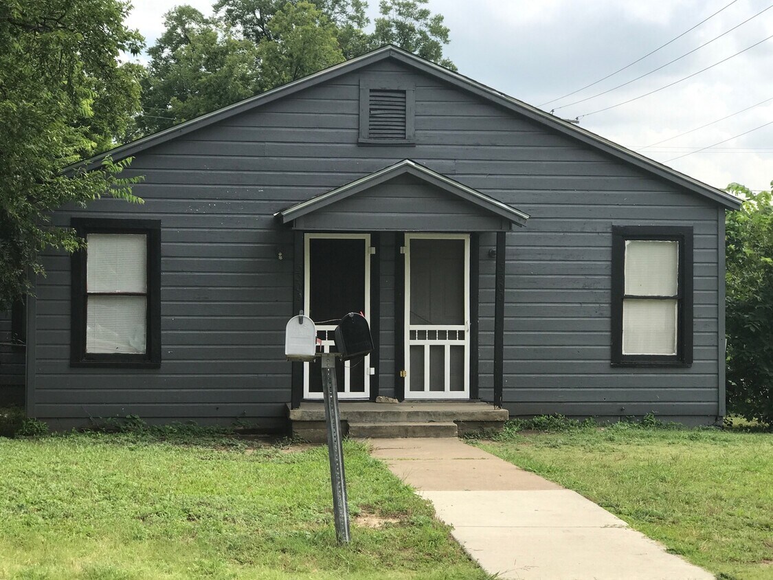 Building Photo - 3300-02 Hanger Ave