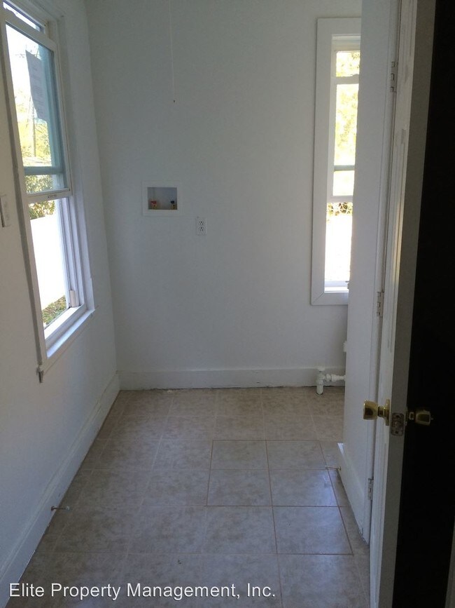 Building Photo - 5 br, 1.5 bath House - 221 E. Cottage Pl.