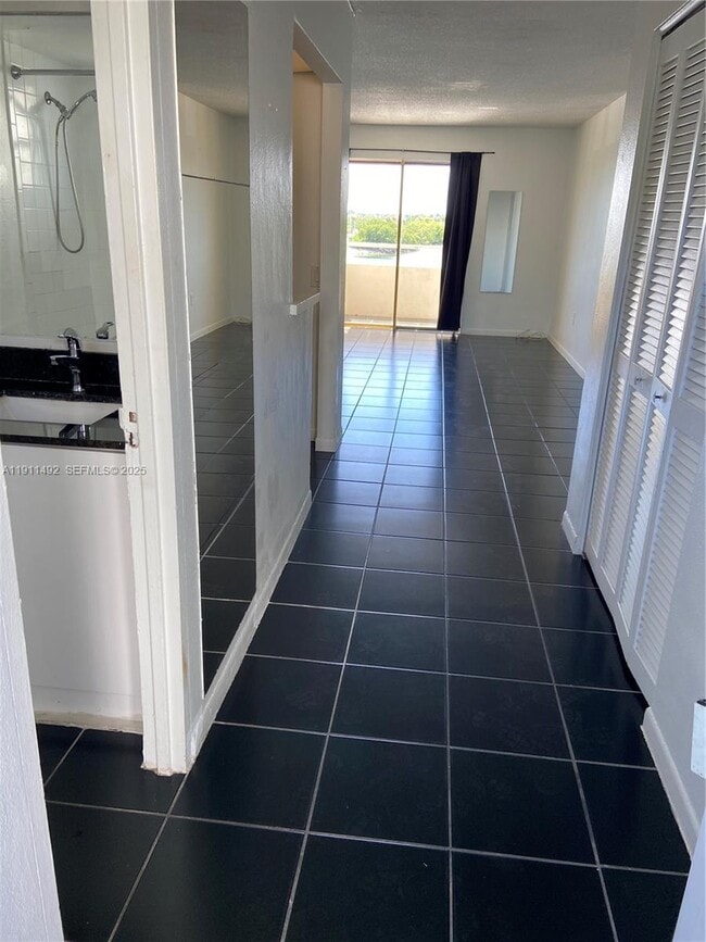 Foto del edificio - 7904 West Dr