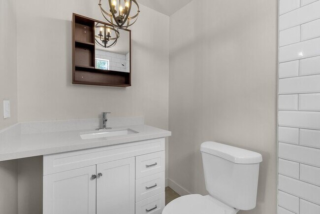 Building Photo - Brand new renovation in the heart of downt...