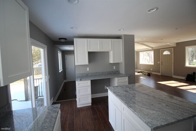 Building Photo - 3 br, 1.5 bath House - 9610 Nestoria St