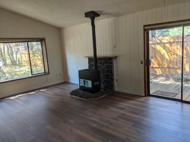 Building Photo - 3024 NE Waller Dr