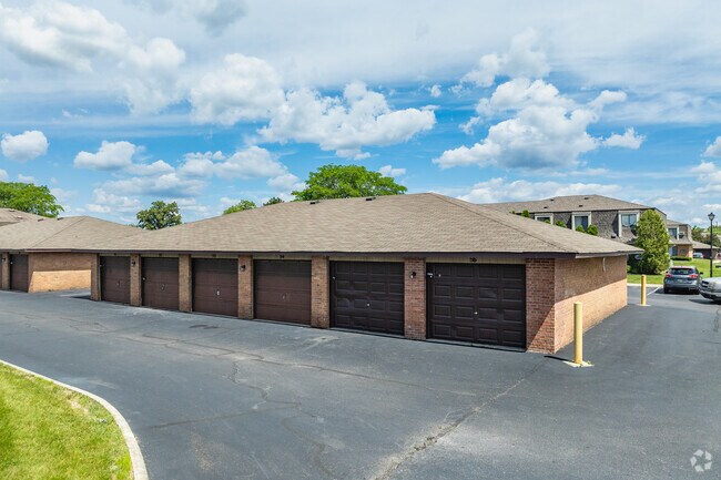 Garajes - Wyndham Ridge Townhomes