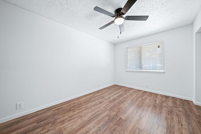 Foto del edificio - 9008 Galewood Dr