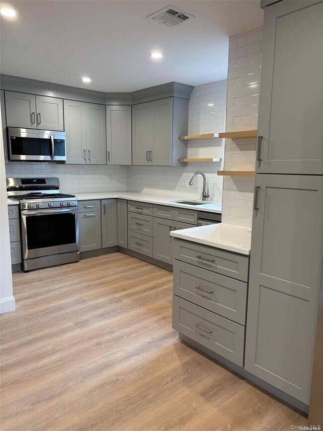 Foto del edificio - 1353 Old Northern Blvd