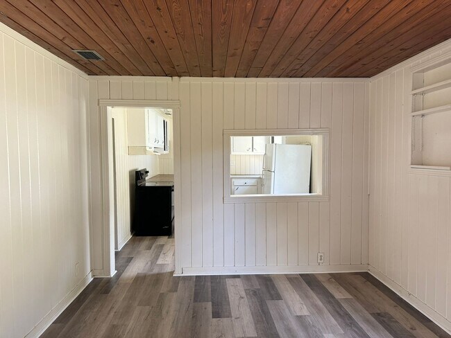 Building Photo - Huge 3BR/1BA Zephyrhills Home
