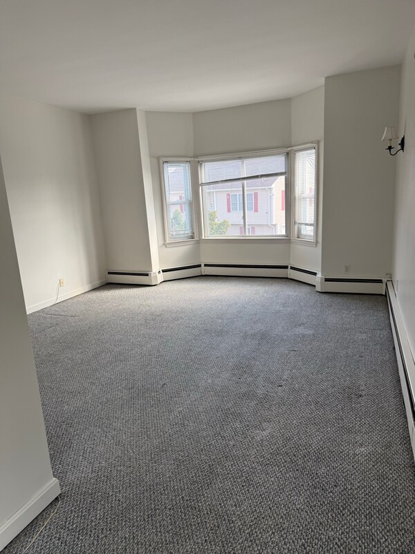 Building Photo - 654 Alden St