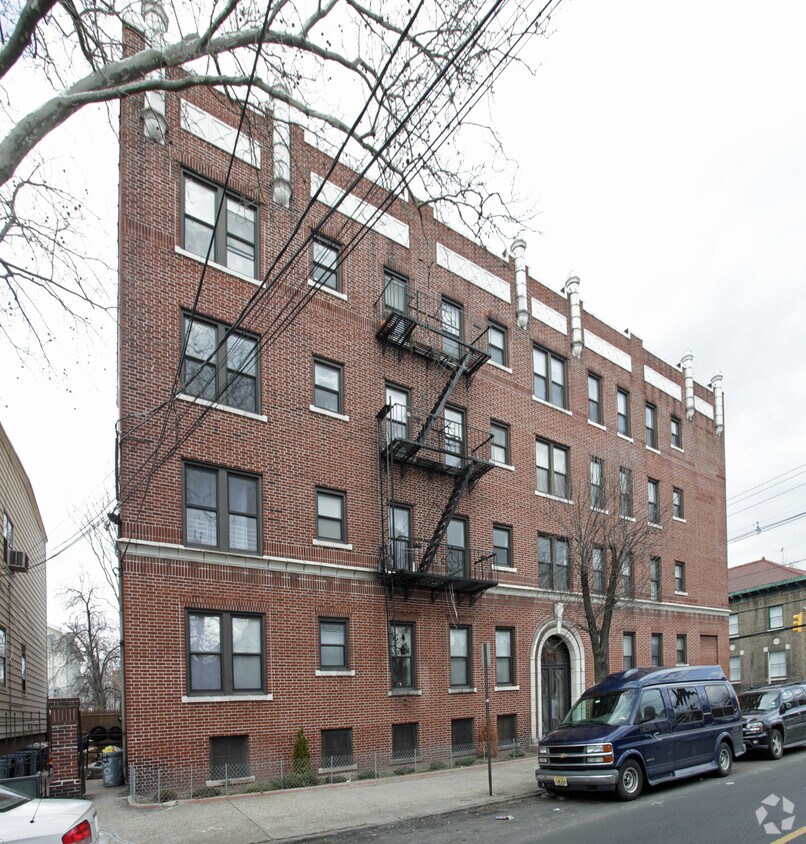 Primary Photo - 995 Summit Ave