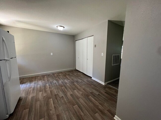 Foto del edificio - 5056 Shoals Ln