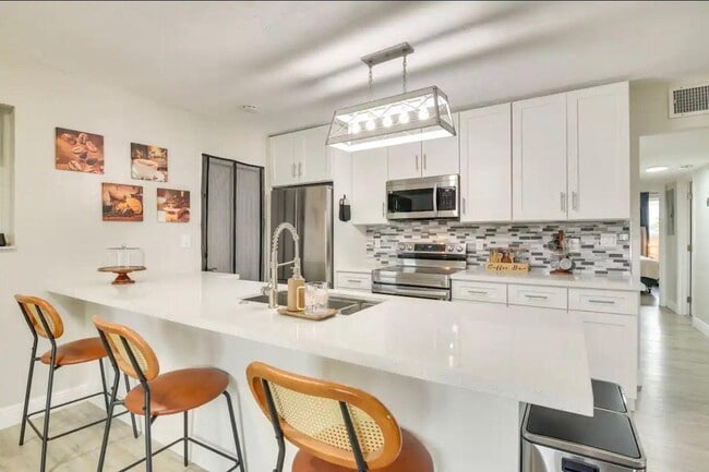 Foto del edificio - 6599 Roosevelt St