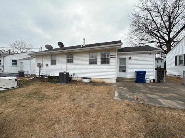 Building Photo - 1001 Loekes Dr