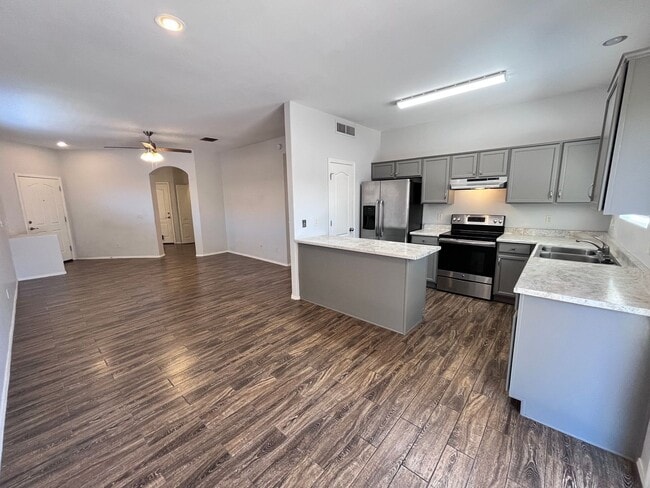 Building Photo - NW- 3 bedroom/ 2 bathroom with 2 car garage