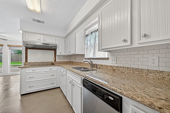 Building Photo - 21422 Park Willow Dr