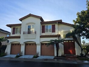 Building Photo - 6071 Wooddale Row