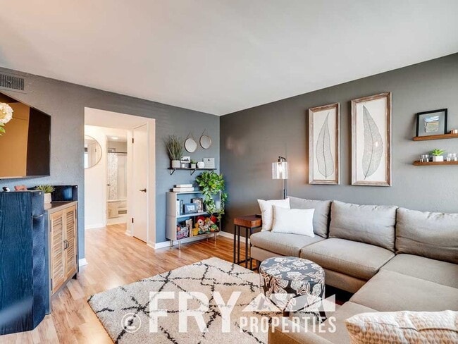 Foto del edificio - Updated Condo in Highlands Square