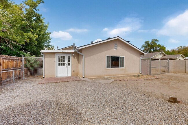 Foto del edificio - 823 San Lorenzo Ave NW