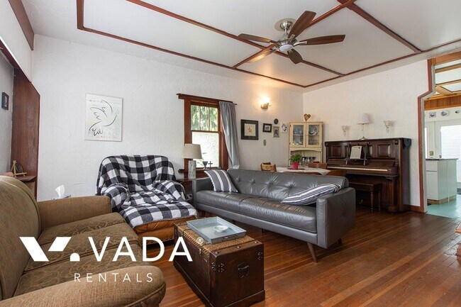 Photo du bâtiment - Downtown 3 Bedroom 2 Level House Rental 37...