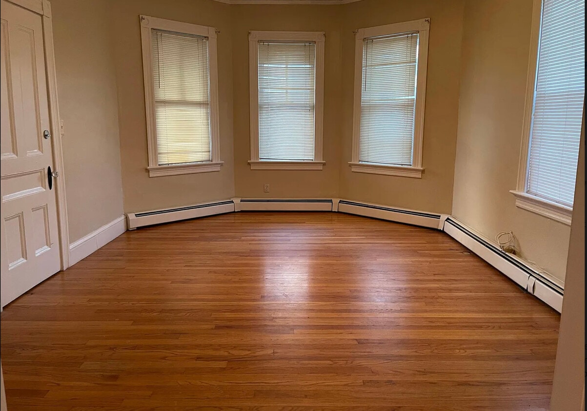 464 Laurel Hill Ave Unit Flr 1, Cranston, RI 02920 Apartments in