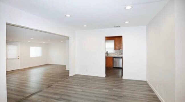 Foto del edificio - 10920 Mather Ave