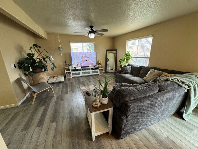 Foto del edificio - Modern 3BR/3BA Two-Story Home with Open Layout, Stainless Steel Kitchen & Low-Maintenance Living