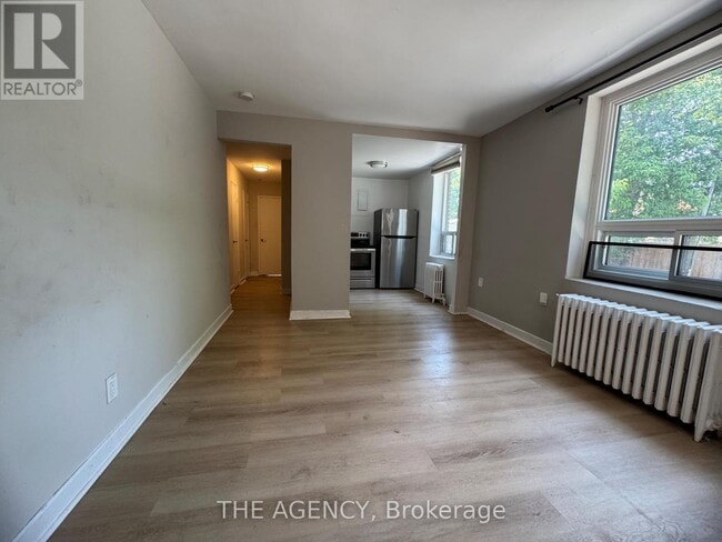 Photo du bâtiment - 852-852 Broadview Ave